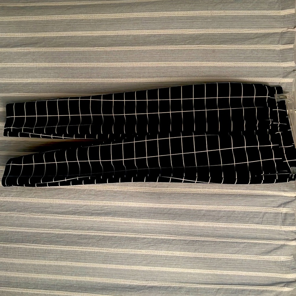 SIZE: XL pants stretchy and has pockets